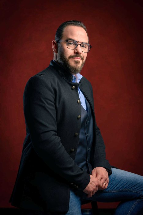 Portrait professionnel en entreprise — cadrage rapproché